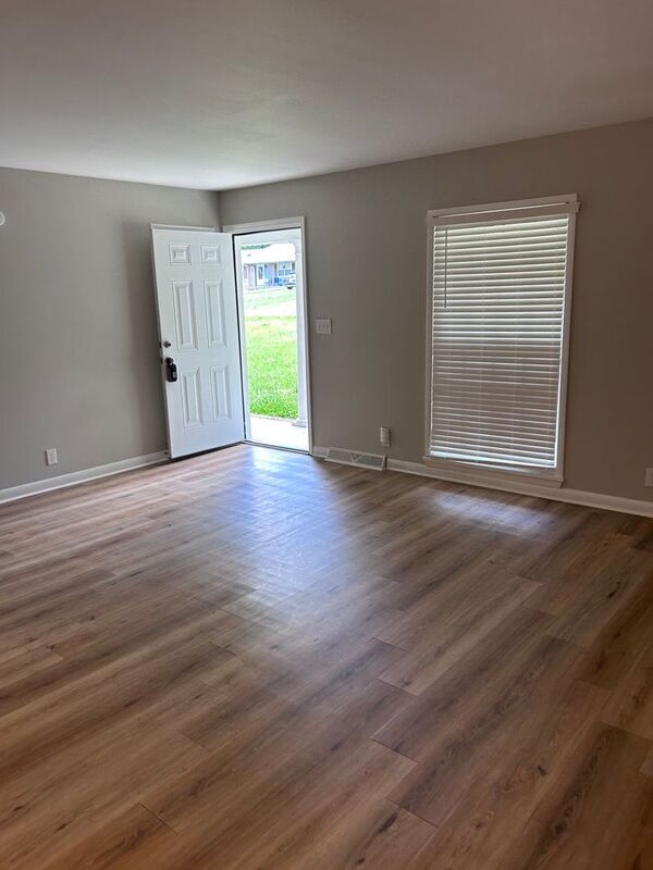 Building Photo - 343 Della Rose Dr