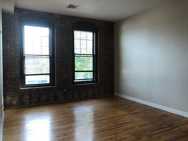 Building Photo - 55 Park St