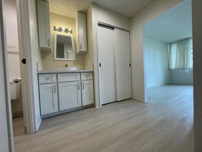 Building Photo - KUKUI PLAZA 1/1/1 Ewa Twr, sec, A/C, pool,...