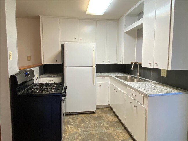 Building Photo - 426 Farm to Market 1093