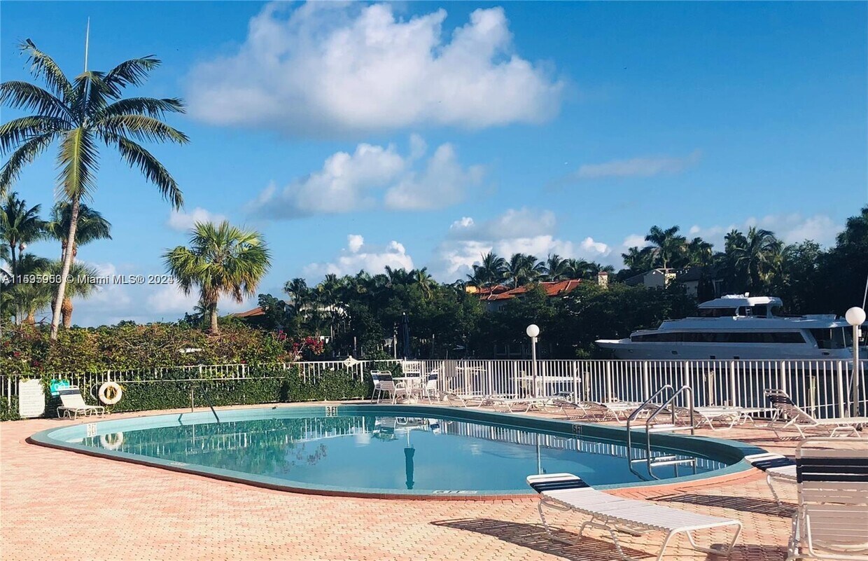 Primary Photo - 100 Edgewater Dr