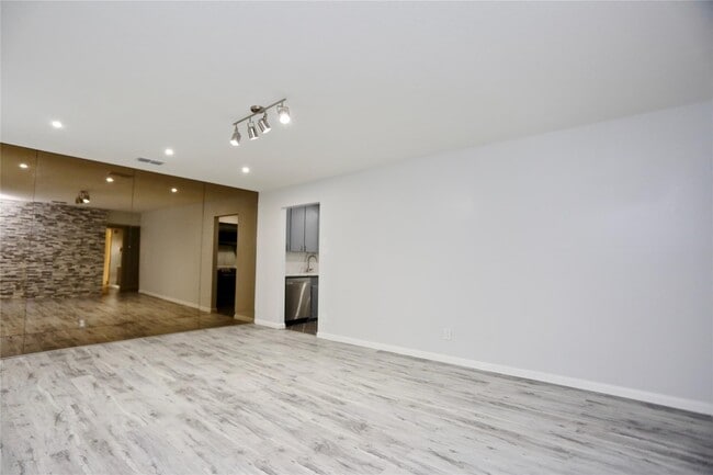 Building Photo - 2824 Briarhurst Dr