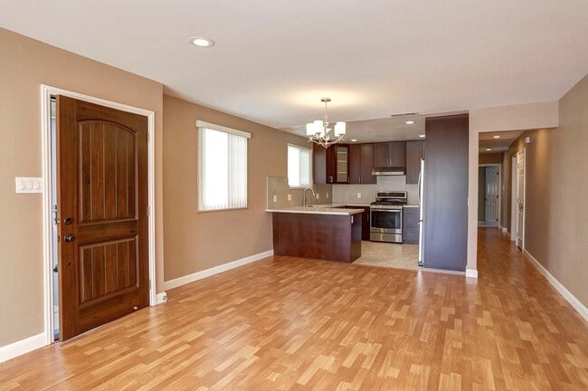 Foto del edificio - Updated & super clean 3 Bed/ 2 Bath Daly City home. YouTube Tour!