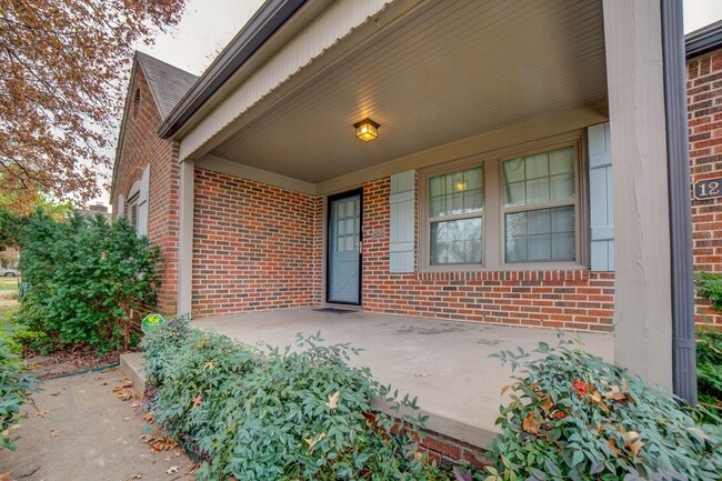 Building Photo - 3 Bed | 1 Bath in Midtown!