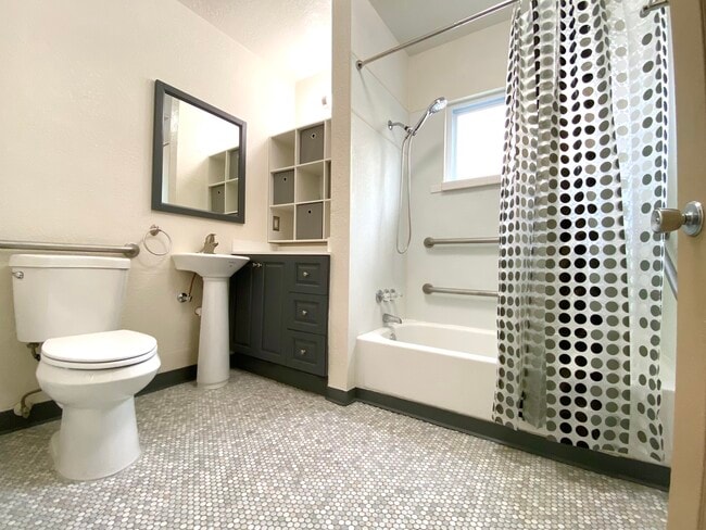 Building Photo - 502 Los Arboles Ave NW