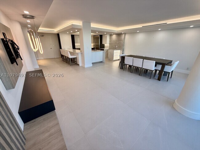 Foto del edificio - 900 Bay Dr E