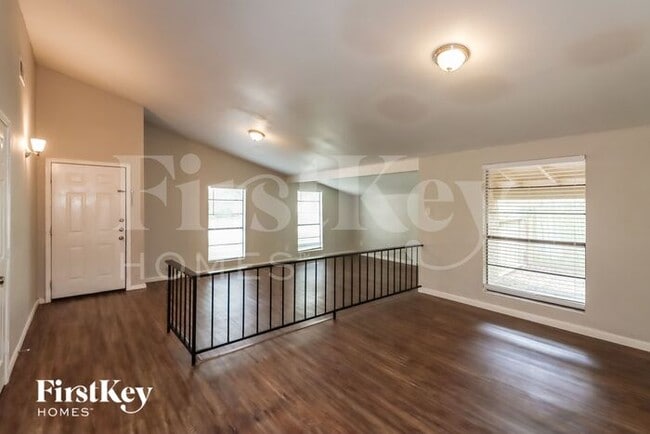 Foto del edificio - 5111 Karenbeth Dr