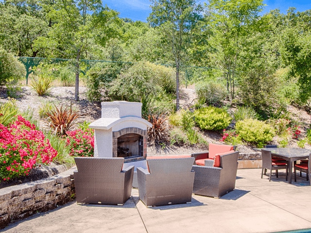 Área de lounge relajante en Loma Verde Preserve, 130 Cielo Lane - Crooked Oak at Loma Verde Preserve Apartment Homes