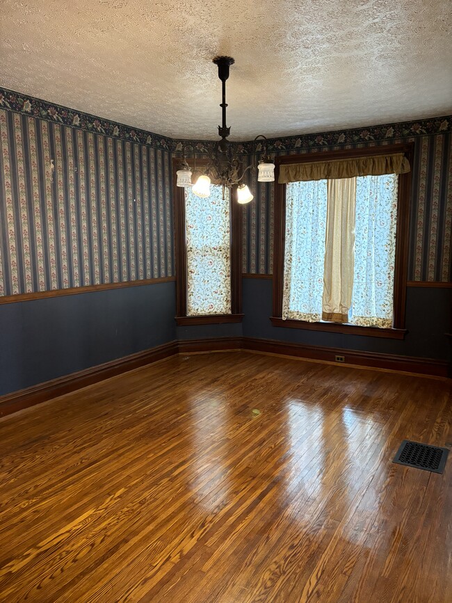 Building Photo - 606 2nd St