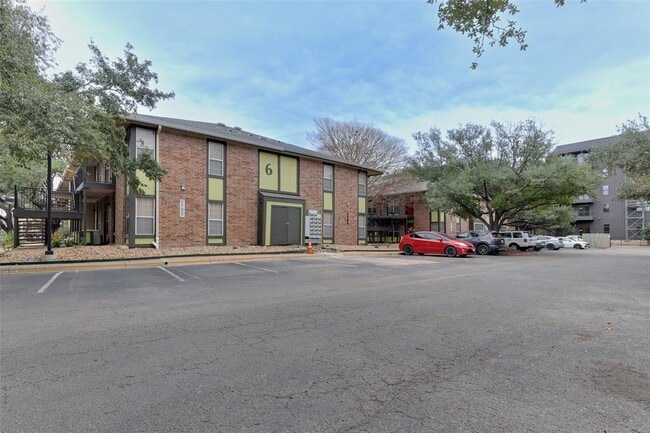 Building Photo - 7685 Northcross Dr