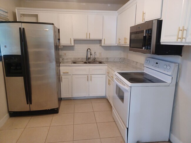 Building Photo - 4808 Lucaya Dr