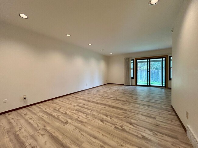 Building Photo - 957 Roxwood Ln