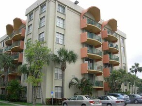 Building Photo - 9320 Fontainebleau Blvd