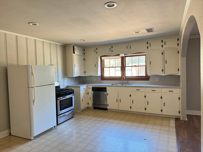 Building Photo - 1521 S Wall Ave