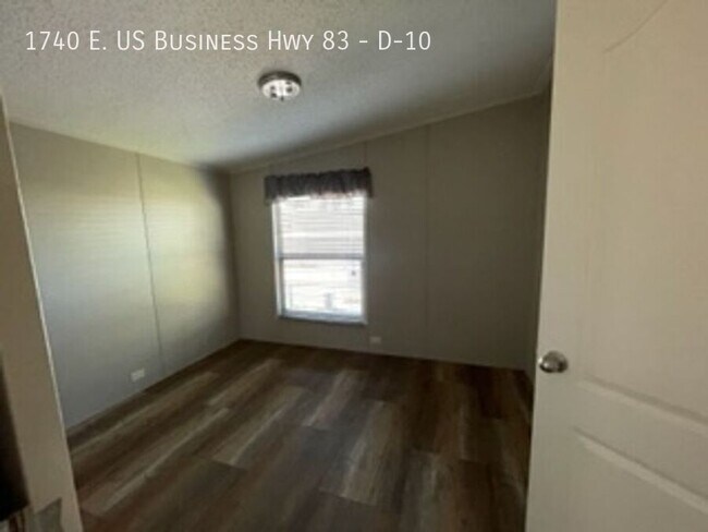 Building Photo - 1740 E US Business Hwy