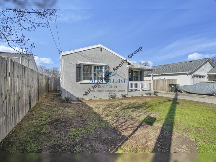 Primary Photo - Cozy 2 beds 1 bath home! - Half off one mo...