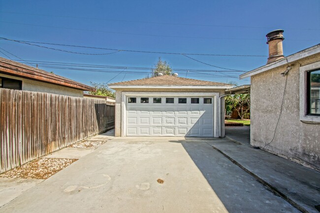 Building Photo - PARTIALLY REMODELED, SPACIOUS & BRIGHT, 4B...