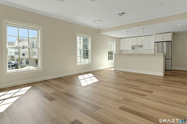 Building Photo - 440 Heights Rd