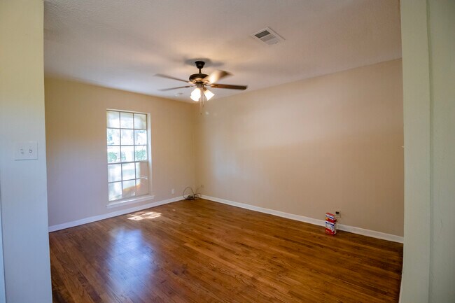 Livingroom - 1012 W Austin St