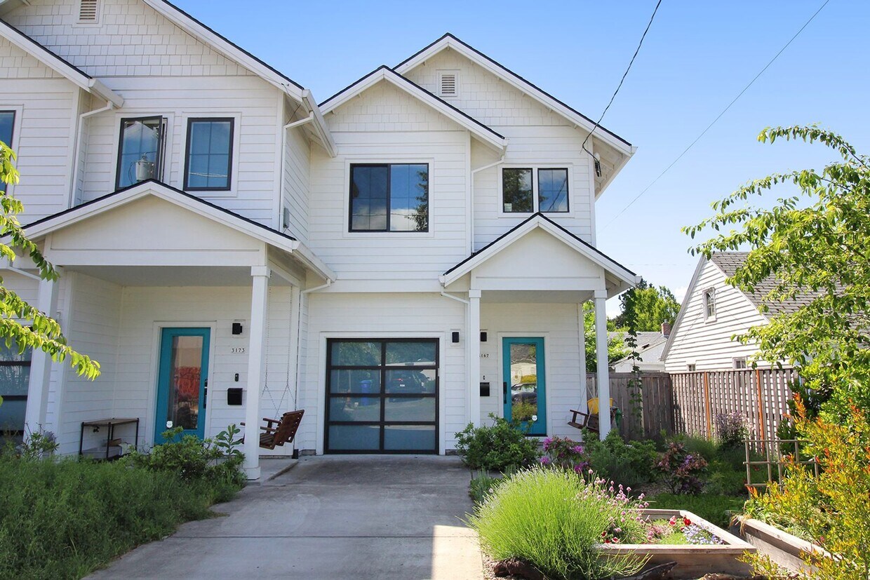 Foto principal - Contemporary 2 Bed/2.5 Bath Townhome in Gr...