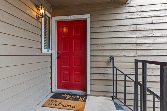 Building Photo - 4444 Victory Dr