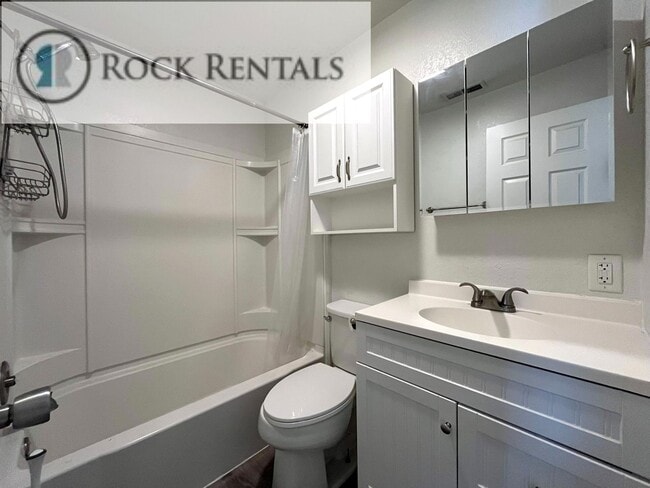 Building Photo - Cute, Nicely Renovated 1 Bed 1 Bath