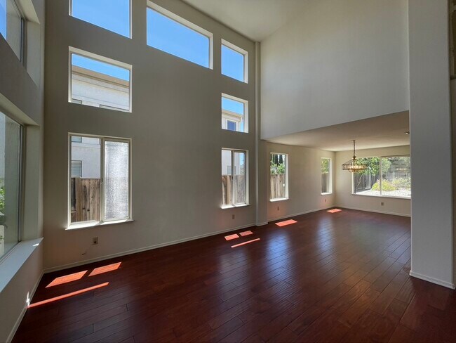 Building Photo - 2426 Carpinteria Dr