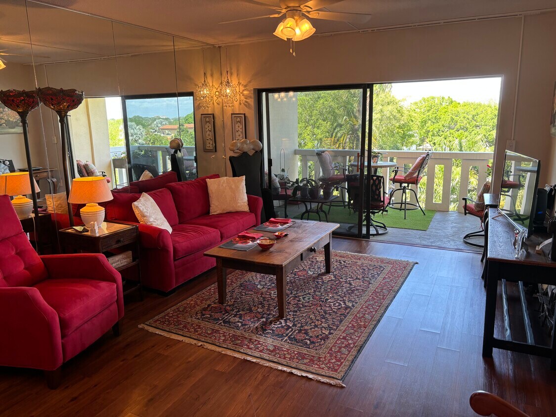 Living room & balcony water views - 1200 N Shore Dr NE