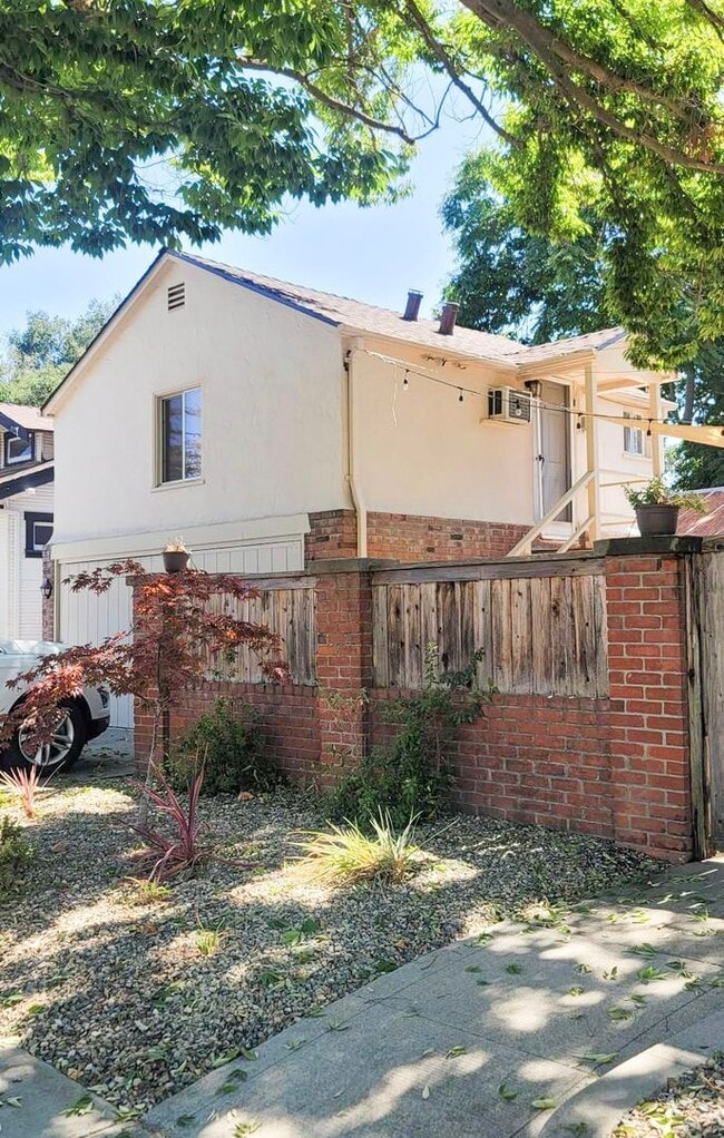 Building Photo - 3101 6th Avenue - Charming Studio Unit w/ ...