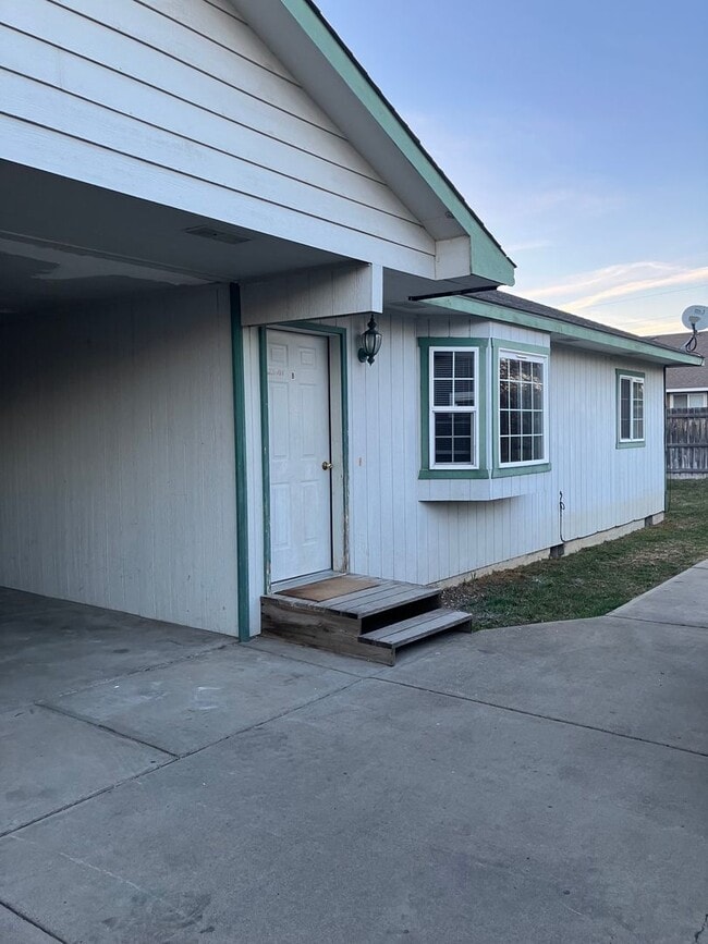 Building Photo - 903 E White Birch Ave