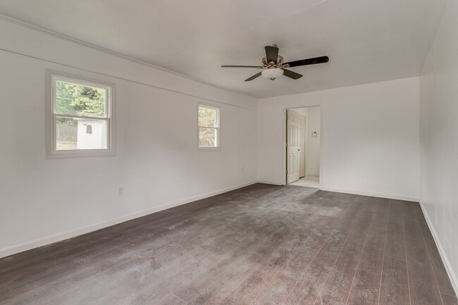 Building Photo - 4 Bedroom 2 Baths Home Move In Ready Brist...