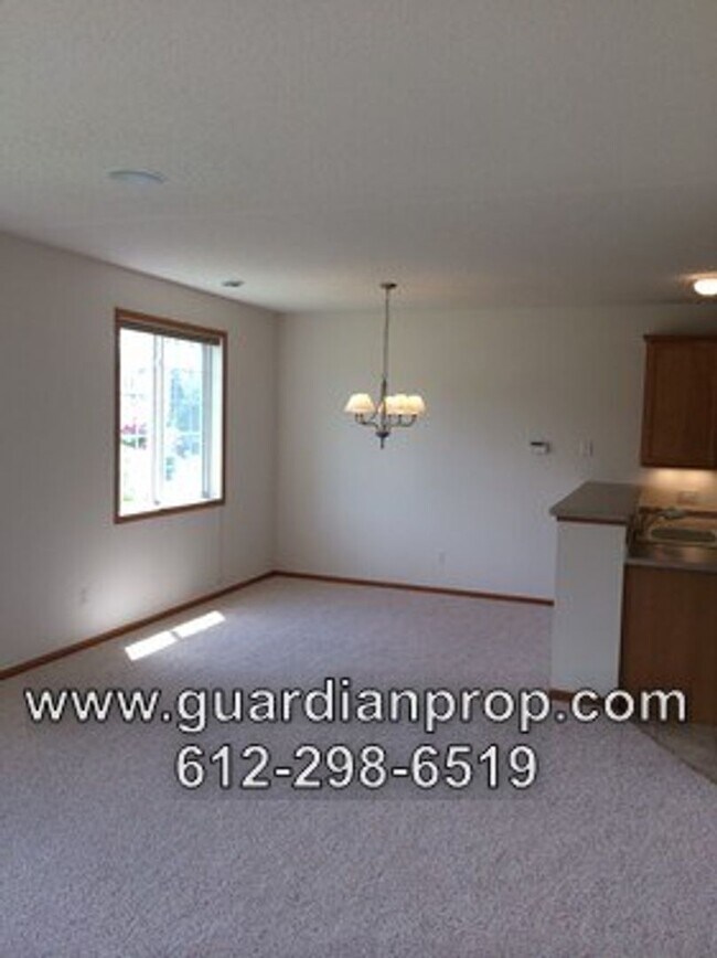 Foto del edificio - End Unit Townhouse for October 1 Close to ...