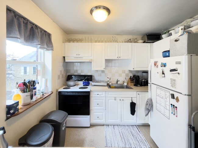 Foto del edificio - 594 Centre St