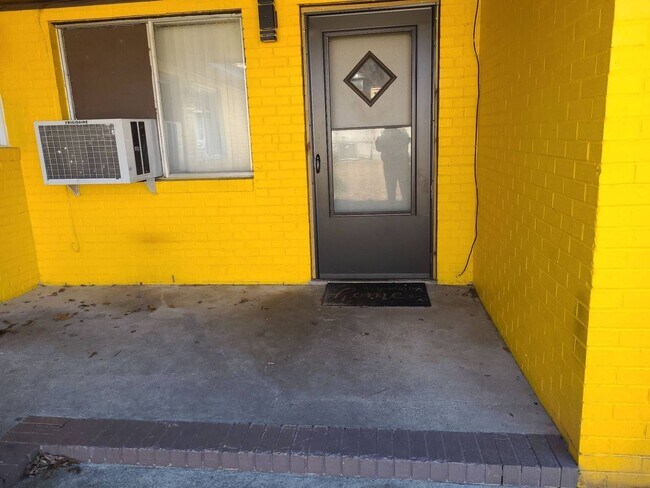 Building Photo - Newly Remodeled 2 bedroom 1 bathroom!!!!