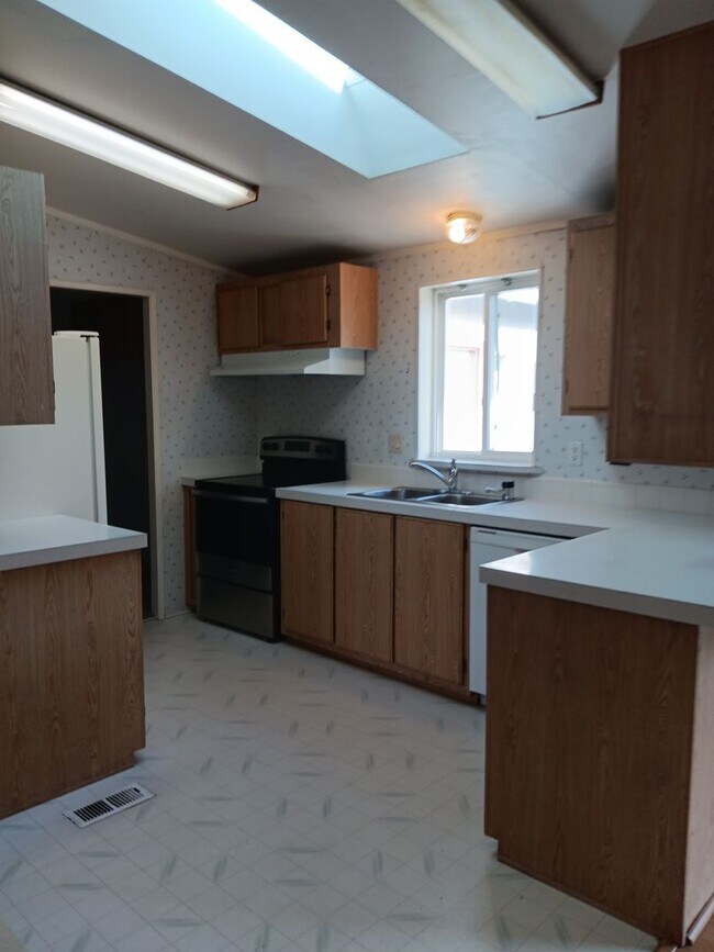 Building Photo - 4 Bed House in Cove