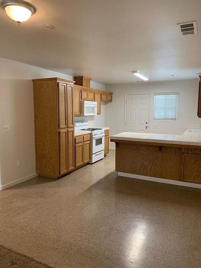 Building Photo - Lovely NW Visalia condo available! Section 8!