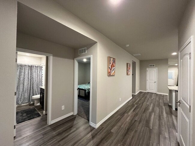 Building Photo - FOUR BEDROOM IN STARLIGHT ESTATES