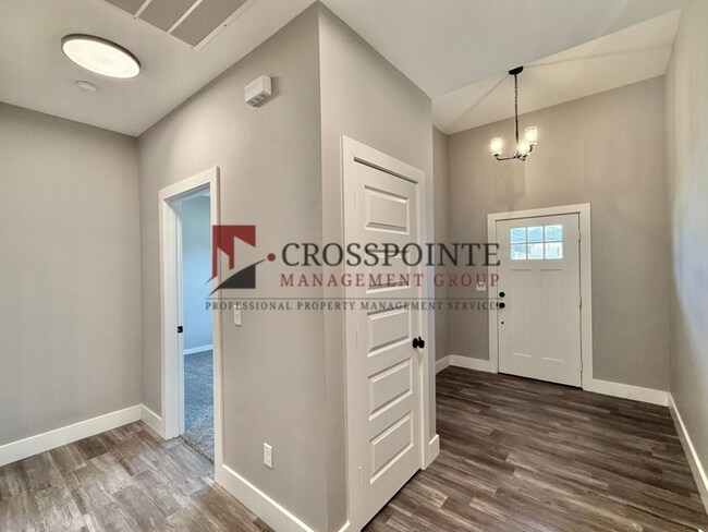 Foto del edificio - Spacious 4-Bedroom Home with 2.5 Bathrooms, 2-Car Garage & Fenced Yard