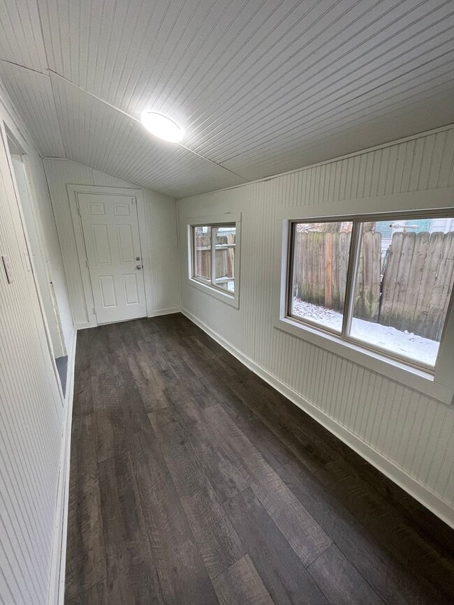 Building Photo - 5 Bedroom Available NOW