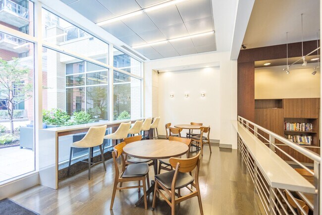 Foto del edificio - Stunning 1 BR+ Den/2 BA Condo in Navy Yard!