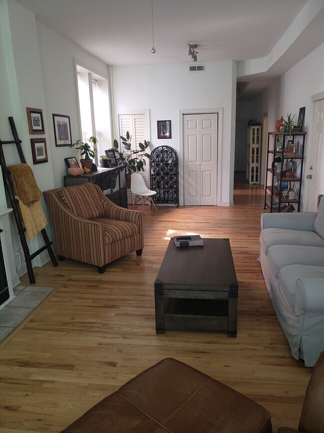 Foto del edificio - 1451 N Maplewood Ave