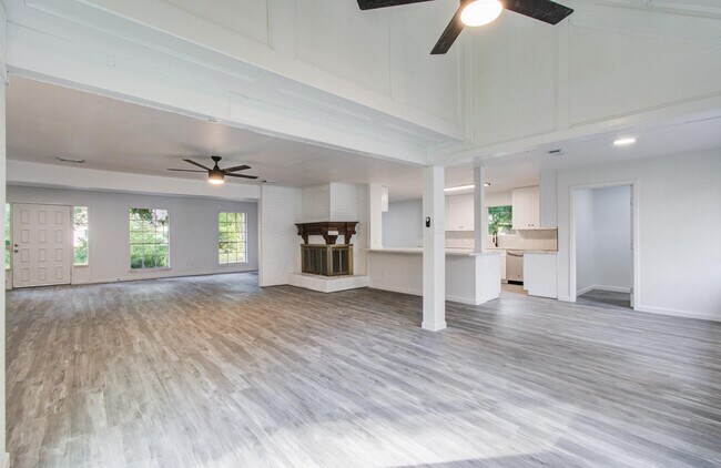 Foto del edificio - 534 Robert E Lee Dr