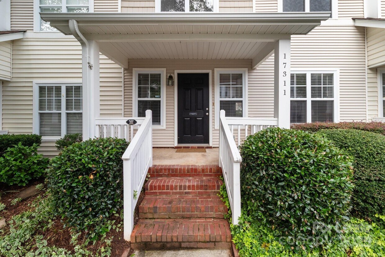 Foto principal - 17311 Villanova Rd