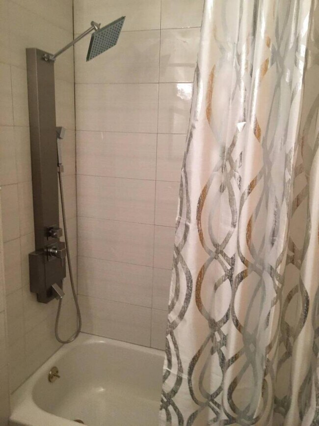 Foto del edificio - 1337 E 84th St