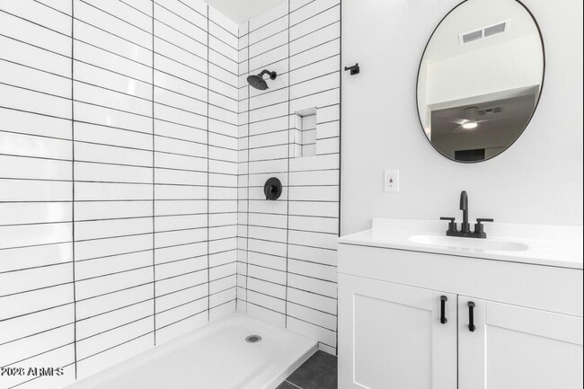 Building Photo - 902 E Fairmount Ave