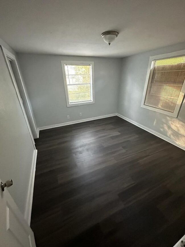 Building Photo - Fully Renovated 2/1 Single Family Availabl...