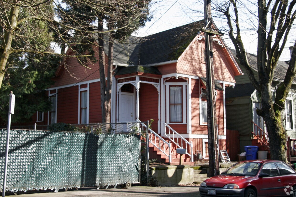 Building Photo - 822 SE 15th Ave