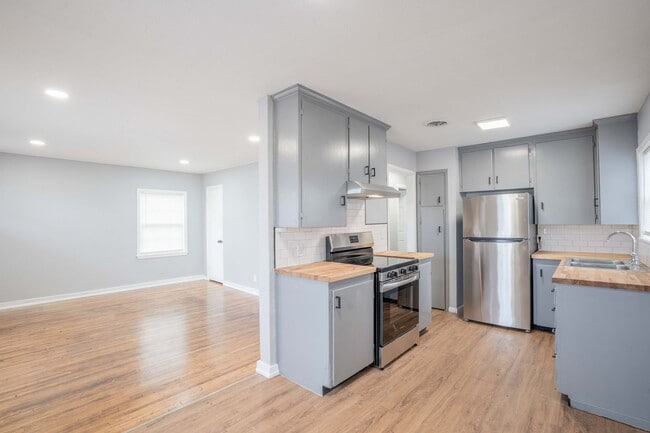 Building Photo - Beautifully Redone 3 Bedroom House! Available for Immediate Move in!