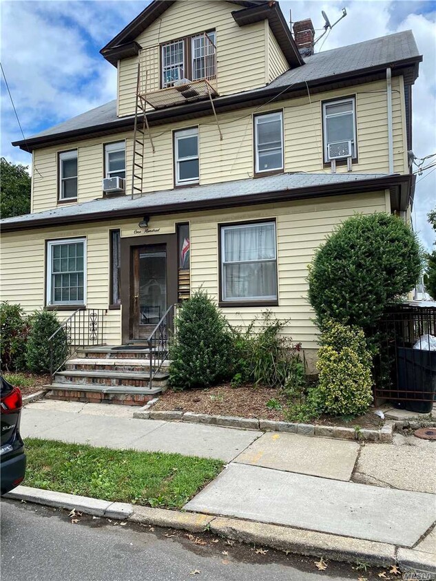 100 Grand St S, Westbury, NY 11590 - Room for Rent in Westbury, NY ...