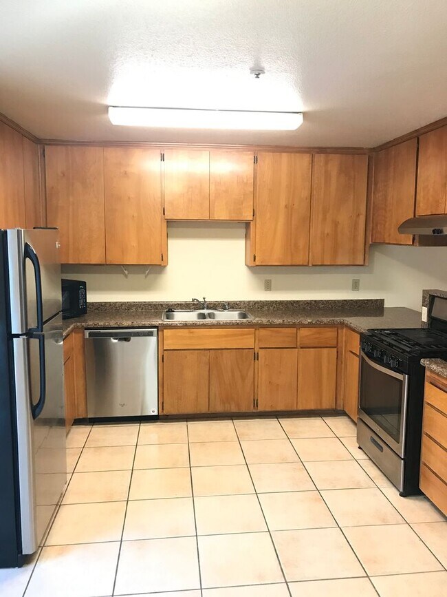 Building Photo - Spacious & Affordable 5 Bedrooms - Close to Campus!!